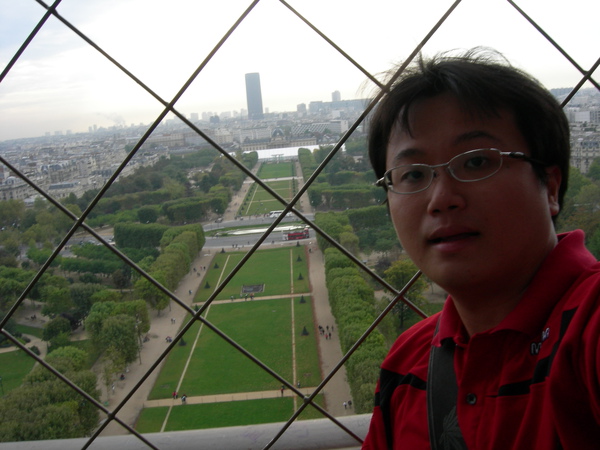 廖小尼於巴黎鐵塔