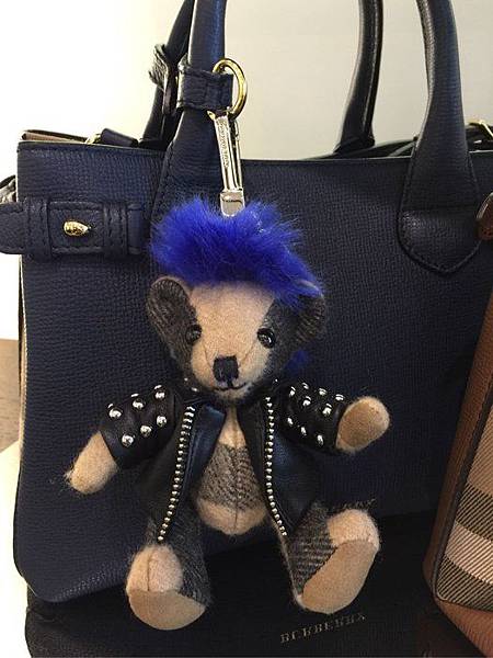 Burberry bear-charm -check1