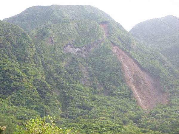 母雞岩後方山壁-1.JPG