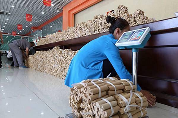 chinese_man_buys_car_paying_in_coins_1