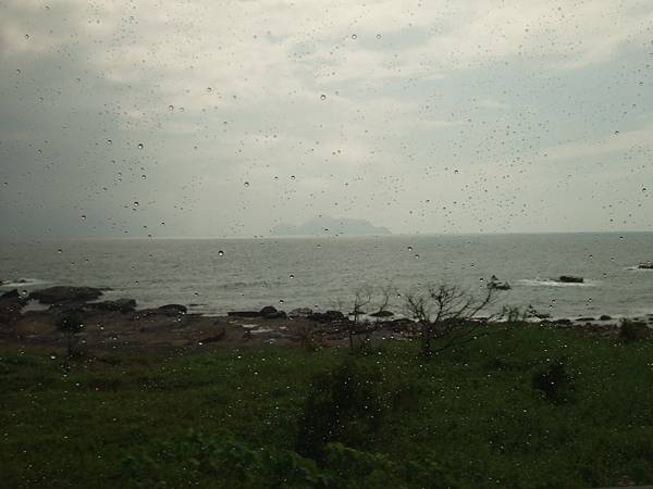 車內遠眺龜山島...外面雨不停下