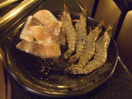 綜合海鮮(是五選三)….我們點：透抽、草蝦、干貝。都好好吃~夠鮮