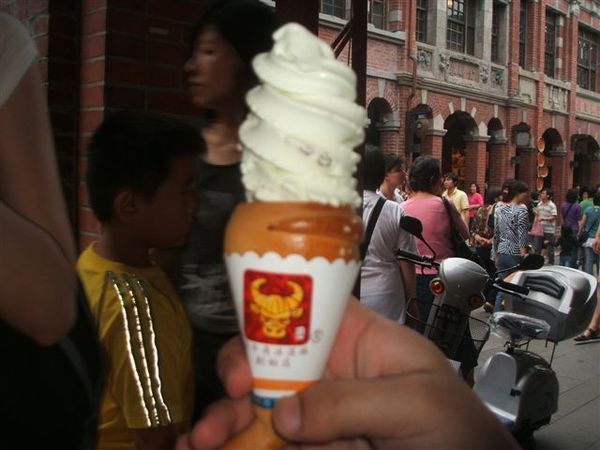 不過很貴ㄛ~~這樣一支要89元~上層冰淇淋...下層是牛角麵包