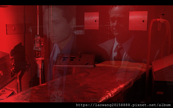 The.X.Files.S01E17-E.B.E.06.png