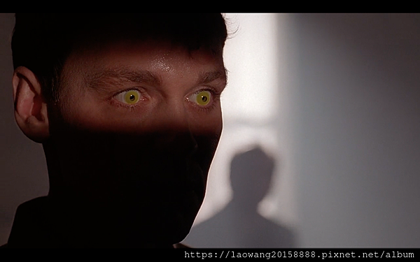 The.X.Files.S01E21-Tooms.08.png