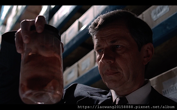 The.X.Files.S01E24-The Erlenmeyer Flask.17.png