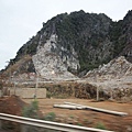 032. 被挖鑿的石灰岩山.jpg