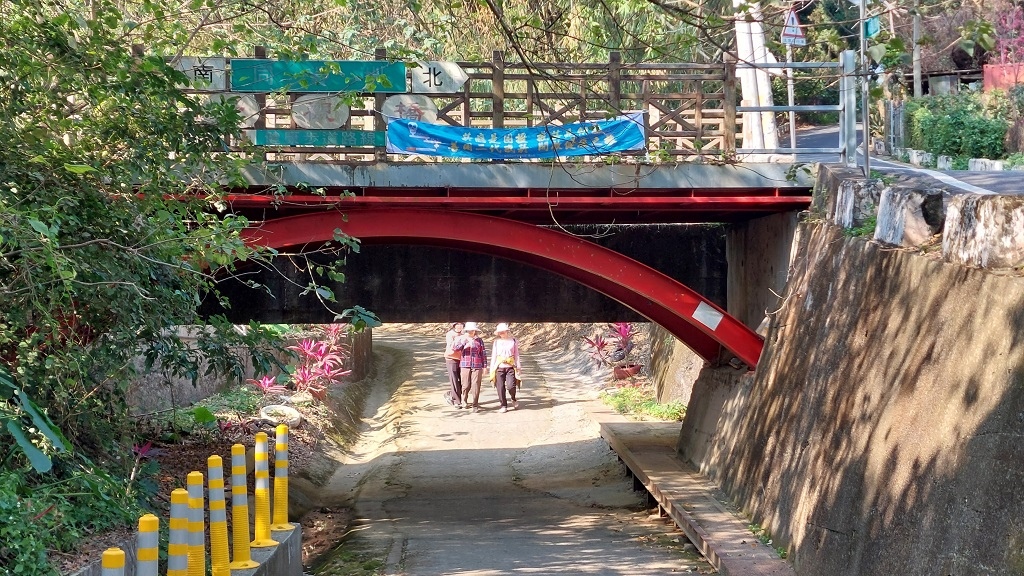 這條步道藏著巨龍？撼龍步道春季限定花海｜探索唯心聖教學院神秘
