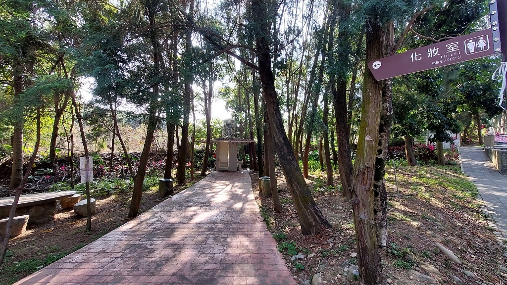 這條步道藏著巨龍？撼龍步道春季限定花海｜探索唯心聖教學院神秘