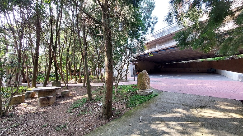 這條步道藏著巨龍？撼龍步道春季限定花海｜探索唯心聖教學院神秘