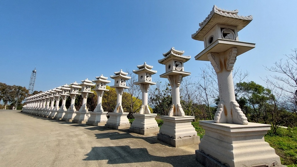 這條步道藏著巨龍？撼龍步道春季限定花海｜探索唯心聖教學院神秘