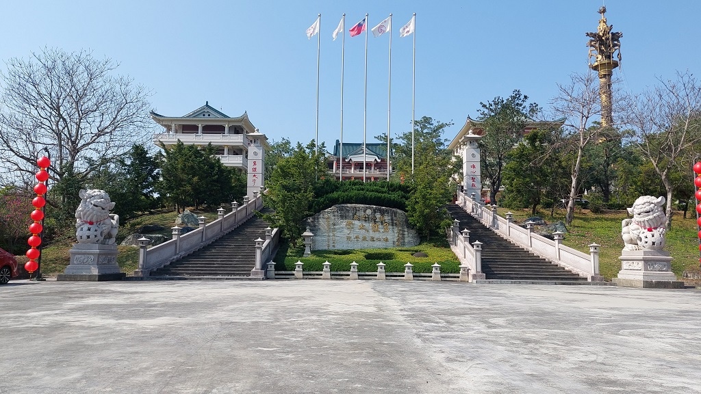 這條步道藏著巨龍？撼龍步道春季限定花海｜探索唯心聖教學院神秘