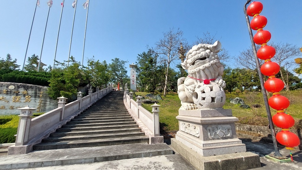 這條步道藏著巨龍？撼龍步道春季限定花海｜探索唯心聖教學院神秘