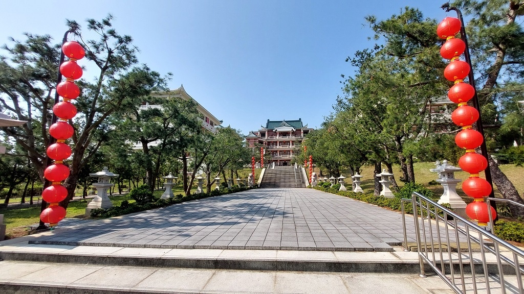 這條步道藏著巨龍？撼龍步道春季限定花海｜探索唯心聖教學院神秘