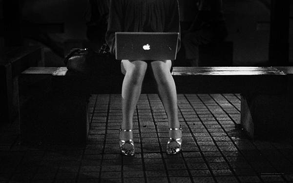 mac_book_with_strap_shoes_by_dummyfactory.jpg
