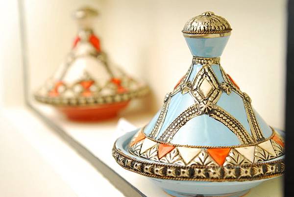 "塔吉" Tajin(Tagine)在摩洛哥話的意思為陶鍋，由於當地水資源不豐足，因此發展出特殊造型並兼具機能美的鍋具。