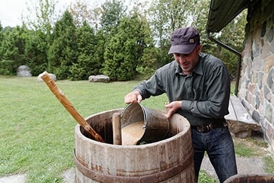 Paavo-moving-mash-to-lauter-tun.jpg