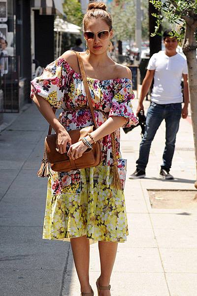 Jessica Alba sported this gypsy-style D&G floral dress