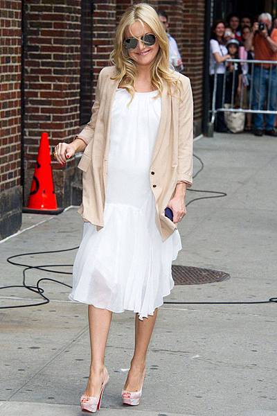 Kate hudson_maximising her bump with a drop-waist.