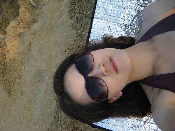 躺在沙灘上不停的吃沙>"<