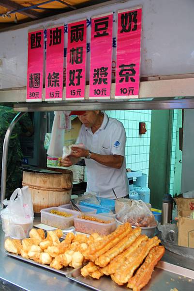 動作非常悠哉的伯伯  好羨慕喔