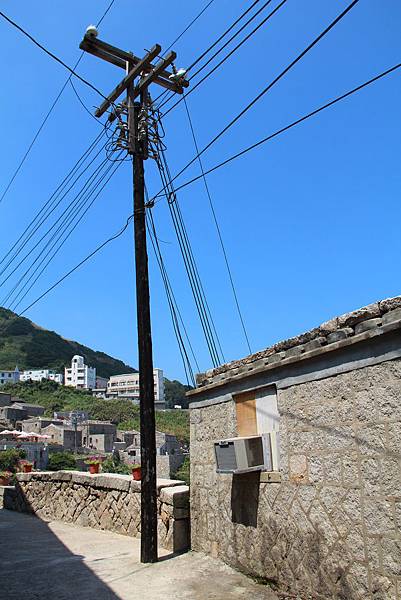 受不了  乾脆給電線桿來個特寫  是整根木頭的