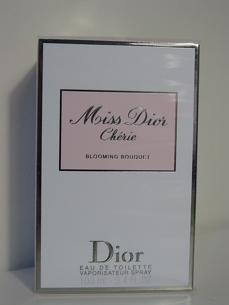 在華麗卻不失優雅的包裝底下，是我很喜歡的香水"Miss Dior"，其實和我猜的一樣！