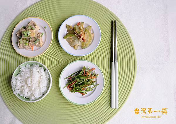 筷子非常好用，幾乎所有食物都可用筷子夾取。