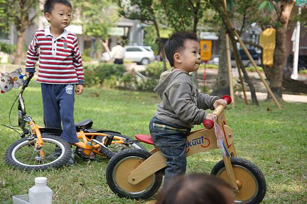 騎著別人的滑步車