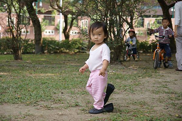 穿著媽媽鞋子的小恩妹