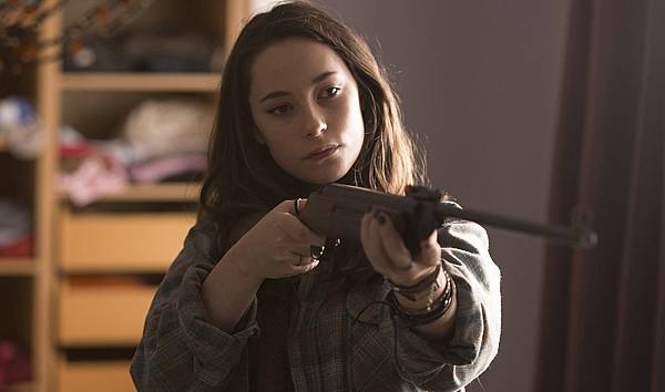 humans-episode-101-mattie-carless-gun-1200x707.jpg humans-episode-101-mattie-carless-gun-1200x707.jpg