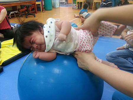 1.翻身學坐(瑜珈球).jpg 1.翻身學坐(瑜珈球).jpg