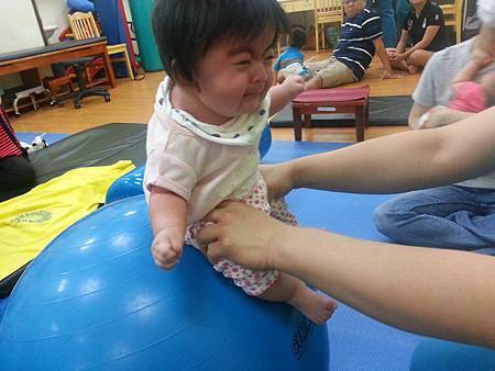 2.翻身學坐(瑜珈球).jpg 2.翻身學坐(瑜珈球).jpg