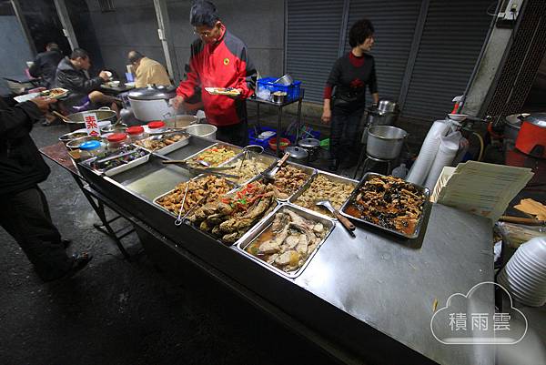 台南新營漁市對面深夜無名飯桌