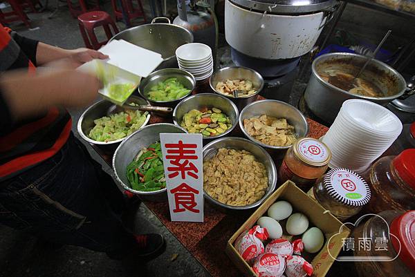 台南新營漁市對面深夜無名飯桌