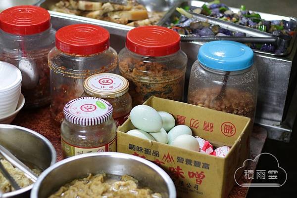 台南新營漁市對面深夜無名飯桌 台南新營漁市對面深夜無名飯桌