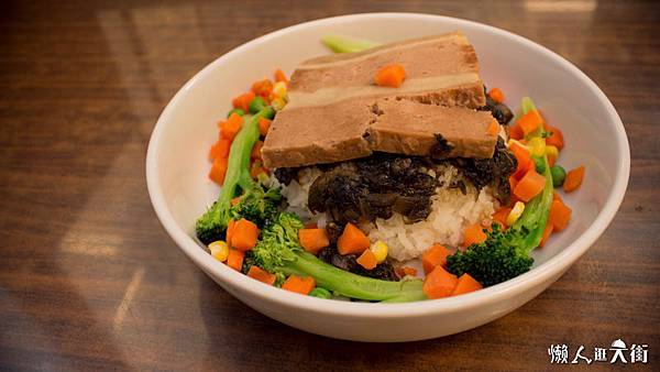 6-3【吃吃看素食養生館】招牌菜:精緻素爌肉飯75.jpg