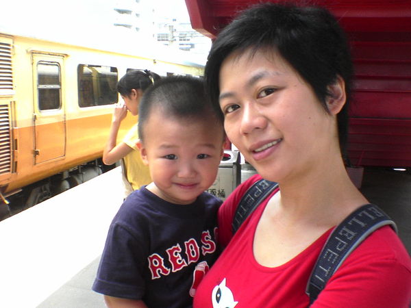 20050723 我跟媽咪在松山車站的月台上