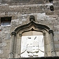 騎士軍團街道上的大理石刻家徽3.JPG