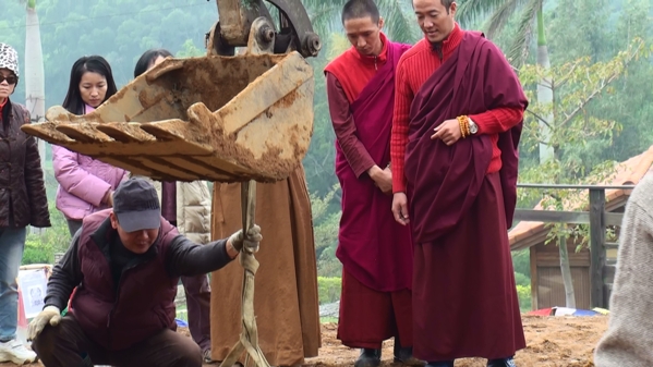 阿木祖古指導放置寶瓶.jpg 阿木祖古指導放置寶瓶.jpg