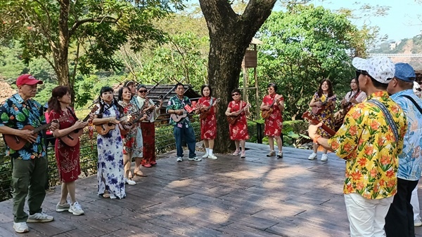 台灣全人中山新城關懷據點長者與烏克麗麗樂團一日遊