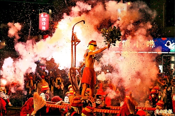 高雄炸寒單！鳳邑瑞安宮媽祖遶境 首度攜手台東玄武堂寒單爺