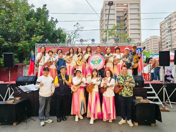 台灣全人關懷照顧服務協會烏克麗麗樂團左營眷村年貨大街表演