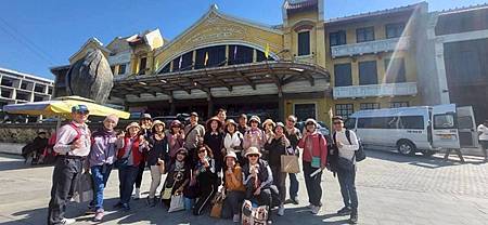 北越精彩之旅餵食鯉魚、遊下龍灣、驚訝洞探奇（三）