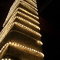 旁邊纏著燈飾的柱子，看起來像摩天大樓.JPG