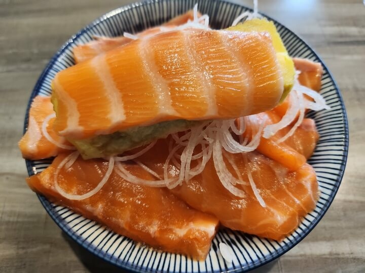 4-輕丼食堂鮭魚丼飯(調整).jpg