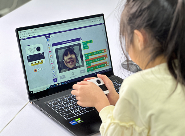 小栗方AI學習機使用情境,透過視覺辨識來辨別年齡! 小栗方AI學習機使用情境,透過視覺辨識來辨別年齡!