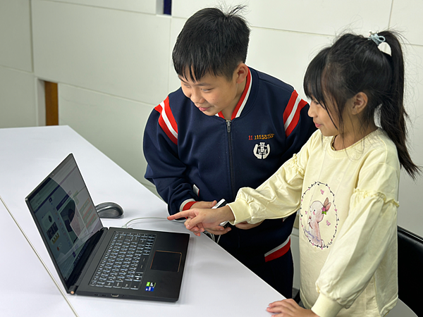 小栗方使用在兒童程式設計課程,此為「猜猜我幾歲」使用情境 小栗方使用在兒童程式設計課程,此為「猜猜我幾歲」使用情境