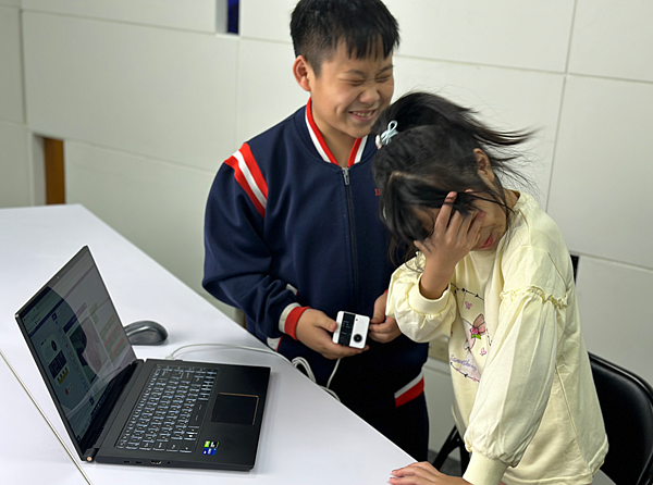 小栗方兒童人工智慧體驗視覺辨識「猜猜我幾歲」使用情境 小栗方兒童人工智慧體驗視覺辨識「猜猜我幾歲」使用情境