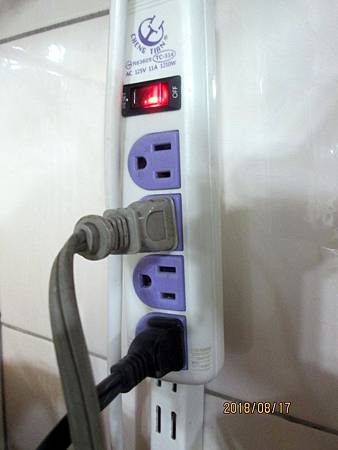 107.08.17電鍋電線使用環境,另一條灰色線為象印牌電子鍋。 107.08.17電鍋電線使用環境,另一條灰色線為象印牌電子鍋。